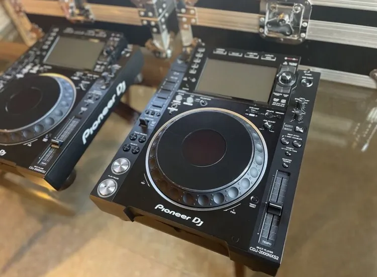 Pioneer CDJ-2000NXS2 (Paar) Nexus 2 mit ODY USA Flughüllen ansehen