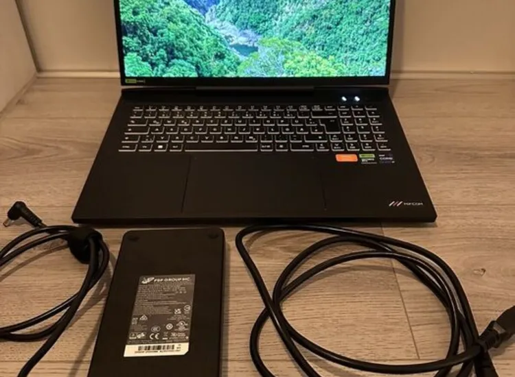 Mifcom 17" i9 + RTX4080 I 2560 x 1600, 240Hz Laptop ansehen