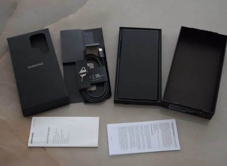  Samsung S23 Ultra 1 TB (Ohne Simlock und Ohne Branding) (Dual SIM).   In der Farbe Phantom Black mit 1.3 Jahre Restgarantie. Gekauft wurde das gerät am 08.05.2023 im Samsung Online Shop.  Kopie als Rechnung siehe letztes Foto aus der Annonce.   Gerät ist ansehen